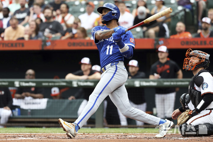 [볼티모어=AP/뉴시스] 캔자스시티 로열스의 마이켈 가르시아가 5일(한국 시간) 미국 메릴랜드주 볼티모어의 오리올 파크 앳 캠든 야즈에서 열린 2025 메이저리그(MLB) 볼티모어 오리올스와의 경기에서 2회초 홈런을 때려내고 있다. 2025.05.05
