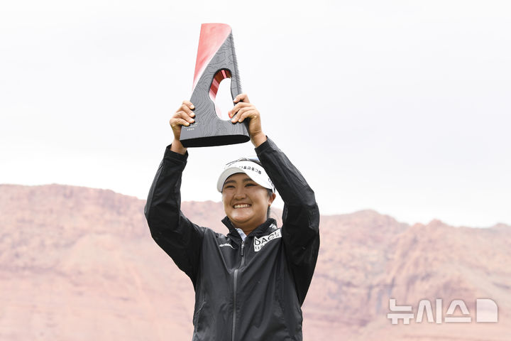 [아이빈스=AP/뉴시스] 미국여자프로골프(LPGA) 투어 블랙 데저트 챔피언십에서 우승한 유해란. 2025. 5. 4.