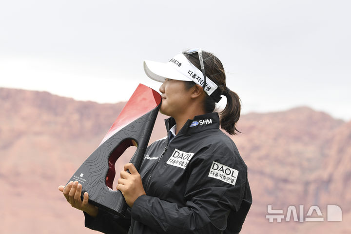 [아이빈스=AP/뉴시스] 미국여자프로골프(LPGA) 투어 블랙 데저트 챔피언십에서 우승한 유해란. 2025. 5. 4.