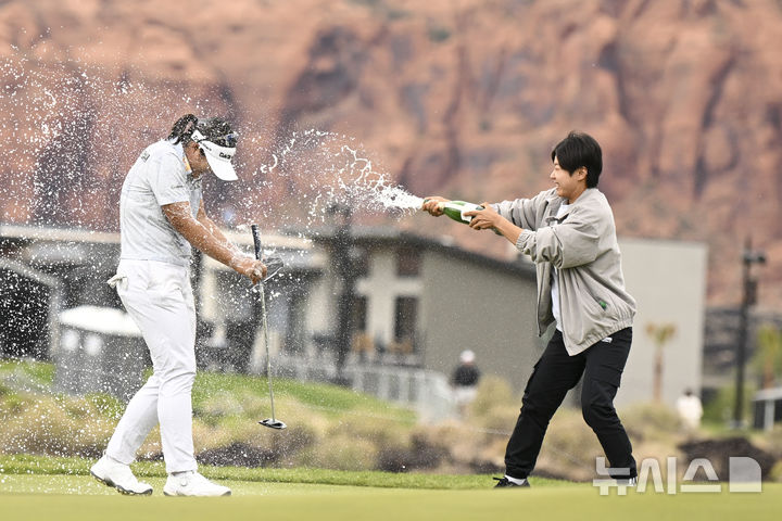 [아이빈스=AP/뉴시스] 미국여자프로골프(LPGA) 투어 블랙 데저트 챔피언십에서 우승한 유해란. 2025. 5. 4.