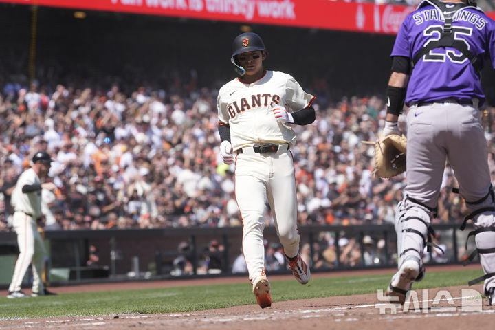 [샌프란시스코=AP/뉴시스] 샌프란시스코 자이언츠의 이정후가 4일(현지 시간) 미 캘리포니아주 샌프란시스코 오라클 파크에서 열린 2025 메이저리그 콜로라도 로키스와의 경기 7회 말 득점을 올리고 있다. 이정후는 3타수 무안타 1타점 1득점을 기록했고 샌프란시스코는 9-3으로 승리했다. 2025.05.05.