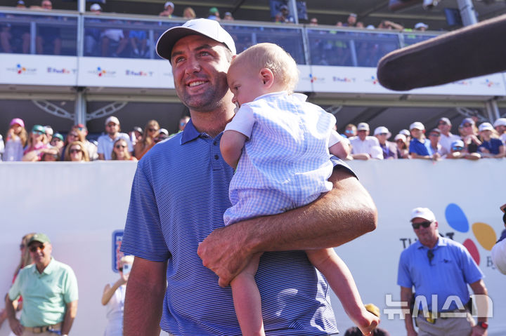 [매키니=AP/뉴시스] 미국프로골프(PGA) 투어 더 CJ컵 바이런 넬슨에서 우승한 스코티 셰플러. 2025. 5. 4.