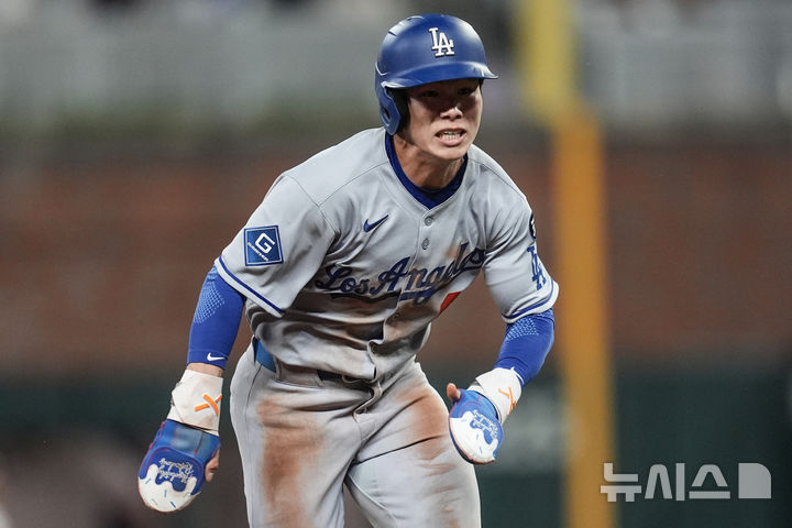 [애틀랜타=AP/뉴시스] 미국 메이저리그(MLB) LA 다저스 김혜성이 4일(현지 시간)  미국 조지아주 애틀랜타의 트루이스트 파크에서 벌어진 2025 MLB 애틀랜타 브레이브스와의 경기에 9회 대주자로 출전해 3루로 달리고 있다. 2025.05.05.