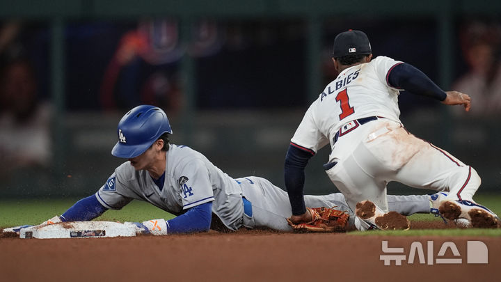 [애틀랜타=AP/뉴시스] 미국 메이저리그(MLB) LA 다저스 김혜성이 4일(현지 시간) 미국 조지아주 애틀랜타의 트루이스트 파크에서 벌어진 2025 MLB 애틀랜타 브레이브스와의 경기에 9회 대주자로 출전해 2루 도루를 시도하고 있다. 2025.05.05.