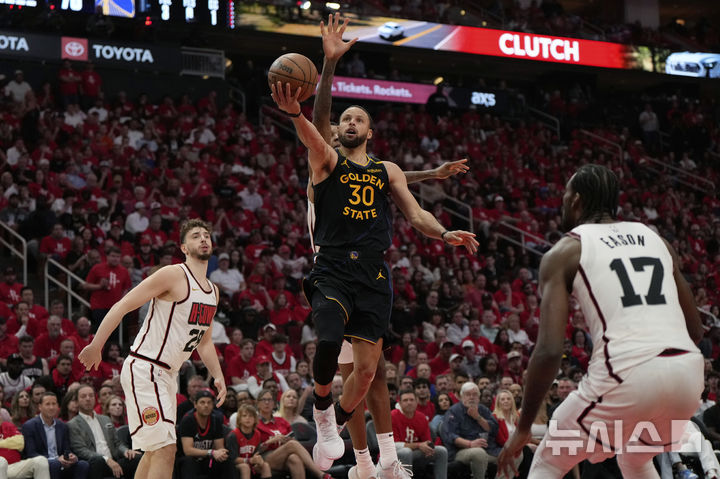 [휴스턴=AP/뉴시스] 미국프로농구(NBA) 골든스테이트 워리어스의 스테픈 커리. 2025. 5. 4.