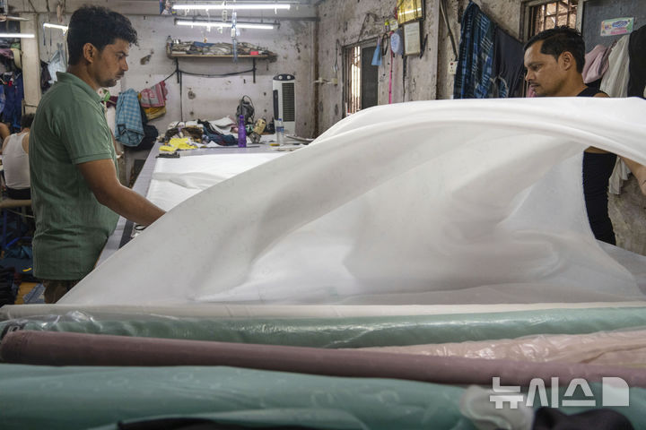 [뭄바이=AP/뉴시스] 인도 뭄바이에 있는 의류제조 공장. 자료사진. 2025.11.03 