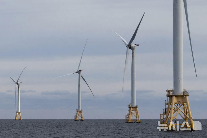 [블록아일랜드=AP/뉴시스] 지난 2023년 12월 7일 로드아일랜드 블록아일랜드 해안에서 해상풍력단지의 풍력 터빈. 2025.09.04.