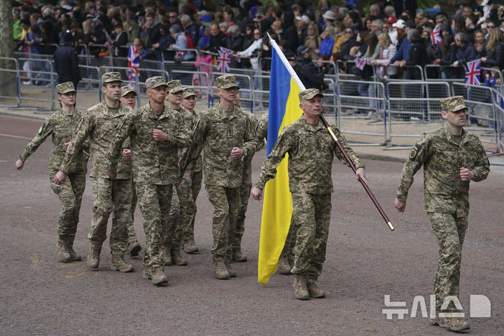[런던=AP/뉴시스] 영국에서 5일(현지 시간) 유럽 전승절(VE day·5월 8일) 80주년 기념 주간이 시작됐다. 영국 군인과 함께 행진에 나선 우크라이나 군인들. 2025.05.05