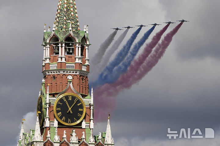[AP/뉴시스] 5일 모스크바 붉은광장 상공 위를 러시아 공군의 수호이 25 전투기들이 날며 전승절 퍼레이드 리허설로 러시아 국기를 그리고 있다