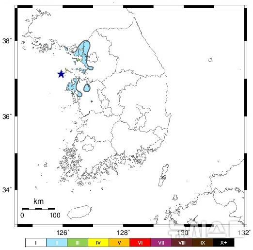 [서울=뉴시스]5일 오전 7시53분59초 충남 태안군 북서쪽 52㎞ 해역에서 규모 3.7의 지진이 발생했다. 이는 올해 들어 한반도에서 발생한 지진 규모 중 1위에 해당한다. 기상청에 따르면 지진 발생 위치는 북위 37.12도, 동경 125.94도다. 지진 발생 깊이는 14㎞다. (사진=기상청 누리집 갈무리) 2025.05.05. photo@newsis.com