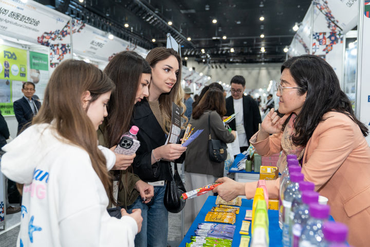 [안동=뉴시스] 지난 달 28일부터 30일까지 안동국제컨벤션센터에서 열린 제26차 세계대표자대회에서 해외 바이어와 국내 기업간의 무역 상담이 이뤄지고 있다. (사진=경북도 제공) 2025.05.05 photo@newsis.com *재판매 및 DB 금지