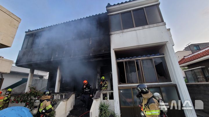 [제주=뉴시스] 5일 오전 제주시 연동 소재 단독주택에서 화재가 발생해 소방당국이 진화 작업을 벌이고 있다. (사진=제주소방안전본부 제공) 2025.05.05. photo@newsis.com