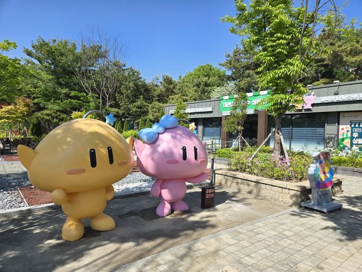 [대전=뉴시스]경부선 서울방향 신탄진휴게소 내에 대전의 대표 캐릭터인 꿈씨 패밀리 포토존이 설치됐다. (사진=대전시 제공) 2025. 05. 05 photo@newsis.com *재판매 및 DB 금지