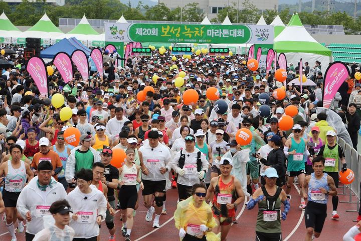 [보성=뉴시스] 전남 보성군은 전국 동호인 마라토너 1만여 명과 군민들이 참여한 '제20회 보성녹차마라톤대회'를 성황리에 개최했다고 5일 밝혔다. (사진=보성군 제공) 2025.05.05. photo@newsis.com *재판매 및 DB 금지