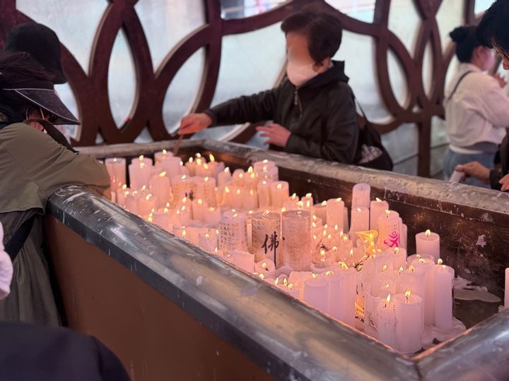 [서울=뉴시스] 이수정 기자=5일 오전 서울 조계사를 찾은 시민들이 향초에 불을 붙이고 염원을 담아 기도하고 있다. 2025.05.05. crystal@newsis.com *재판매 및 DB 금지