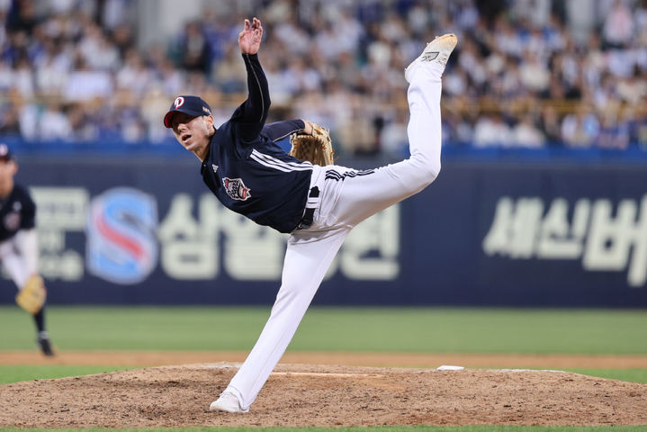 [서울=뉴시스] 프로야구 두산 베어스 고효준이 지난 2일 대구삼성라이온즈파크에서 열린 2025 신한 쏠뱅크 KBO리그 삼성 라이온즈와의 경기에 등판해 공을 던지고 있다. (사진=두산 베어스 제공) 2025.05.02. *재판매 및 DB 금지