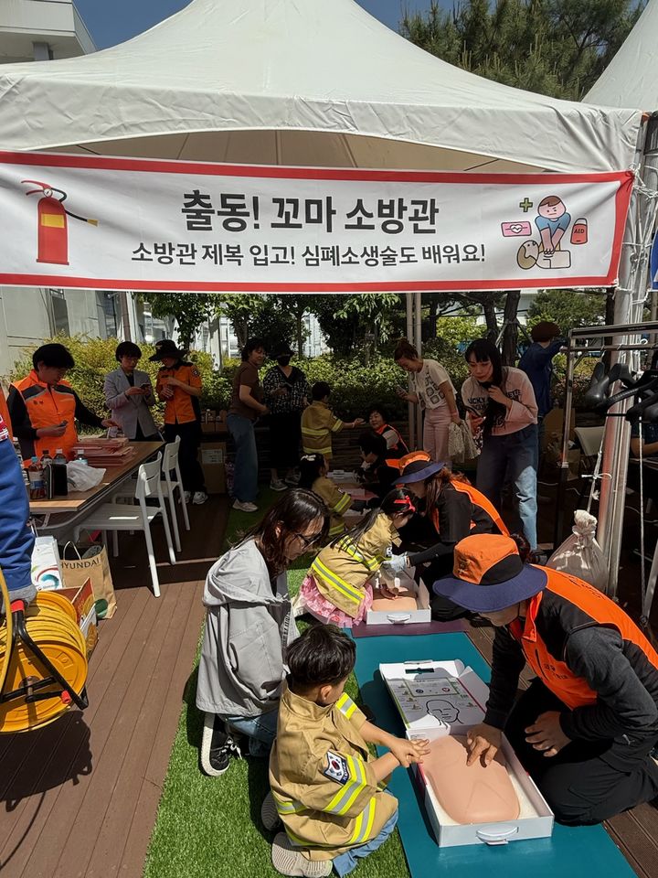 [대구=뉴시스] 대구동부소방서는 현대시티아울렛 하늘정원에서 119안전체험 행사를 개최했다. (사진=대구동부소방서 제공) 2025.05.05. photo@newsis.com *재판매 및 DB 금지
