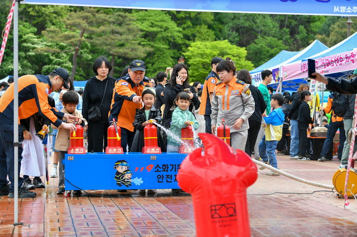  [영주=뉴시스] 어린이들이 영주소방서 체험부스에서 소화기 체험을 하고 있다. (사진=영주시 제공) 2025.05.05. photo@newsis.com *재판매 및 DB 금지