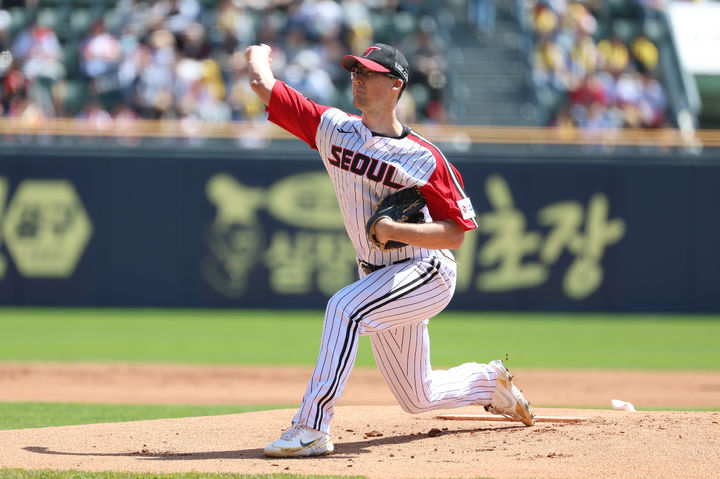 [서울=뉴시스] 프로야구 LG 트윈스 코엔 윈이 지난 4일 서울 잠실구장에서 열린 2025 신한 쏠뱅크 KBO리그 SSG 랜더스와의 경기에 선발 등판해 공을 던지고 있다. (사진=LG 트윈스 제공) 2025.05.04. *재판매 및 DB 금지