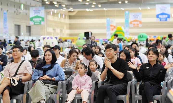 [창원=뉴시스] 강경국 기자 = 5일 경남 창원컨벤션센터에서 열린 2025 두산가족문화제를 찾은 참석자들이 무대 공연을 보며 즐거운 시간을 보내고 있다. (사진=두산에너빌리티 제공). 2025.05.05. photo@newsis.com *재판매 및 DB 금지