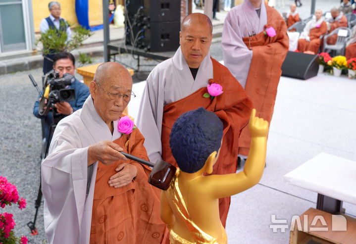 [제주=뉴시스] 불기 2579년 부처님 오신날인 5일 오전 제주시 대한불교조계종 제23교구본사 관음사에서 봉축법요식이 봉행되고 있다. (사진=제주도 제공) 2025.05.05. photo@newsis.com