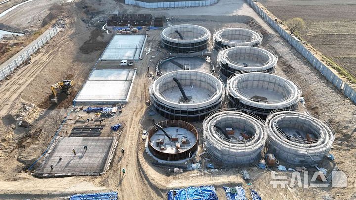 [포항=뉴시스] 송종욱 기자 = 경북 포항시가 해양수산부 공모 사업 선정으로 스마트 연어 양식 시설인 테스트베드 중심으로 가공-기자재-연구 개발(R&D)을 연계한 특화단지를 조성한다. 사진은 포항시 남구 장기면 금곡리 연어 양식 특화단지에 건축·토목 공사가 진행되고 있는 '테스트베드' 모습. 2025.05.05. photo@newsis.com