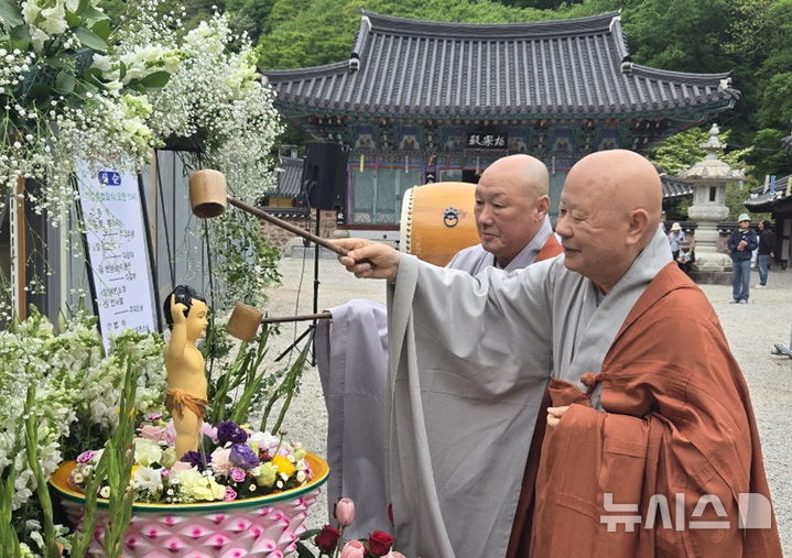 [정읍=뉴시스] 김종효 기자 = 5일, 불기 2569년 '부처님오신날' 봉축법요식이 열린 전북 정읍 내장사, 내장사 대우 큰스님(앞)과 대원 주지스님(뒤)이 관불을 하고 있다. 2025.05.05. kjh6685@newsis.com 
