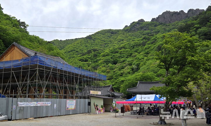 [정읍=뉴시스] 김종효 기자 = 5일, 불기 2569년 '부처님오신날' 봉축법요식이 열린 전북 정읍 내장사, 재건 중 기와 얹는 작업이 한창인 대웅전 앞에서 봉축법요식이 진행 중이다. 2025.05.05. kjh6685@newsis.com 