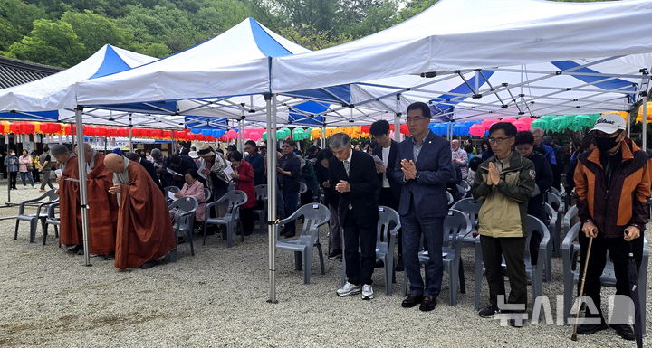 [정읍=뉴시스] 김종효 기자 = 5일, 불기 2569년 '부처님오신날' 봉축법요식이 열린 전북 정읍 내장사, 사찰 스님들과 참석한 신도들이 '삼귀의'를 봉독하고 있다. 2025.05.05. kjh6685@newsis.com 