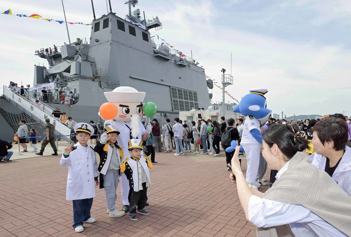 [부산=뉴시스] 어린이날을 맞아 해군작전사령부가 부대개방 및 함정공개행사를 개최한 5일 부산 남구 해군작전자 부산작전기지 천왕봉함(LST-Ⅱ) 앞에서 어린이들이 해군작전사 홍보캐릭터 '범이'와 해군 캐릭터 '이나비'와 함께 기념사진을 찍고 있다. (사진=해군작전사 제공) 2025.05.05. photo@newsis.com&nbsp; *재판매 및 DB 금지