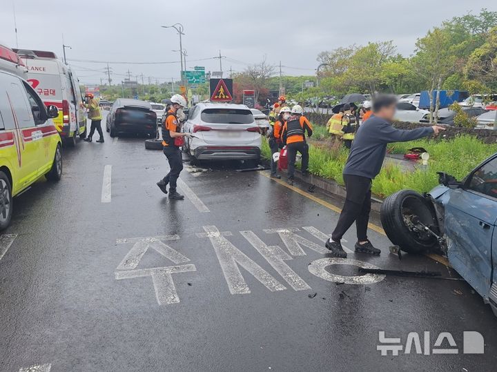 [제주=뉴시스] 5일 오후 제주 서귀포시 안덕면 소재 도로에서 차량 5대가 충돌하는 사고가 발생해 경찰과 소방당국이 수습에 나서고 있다. (사진=제주소방안전본부 제공) 2025.05.05. photo@newsis.com