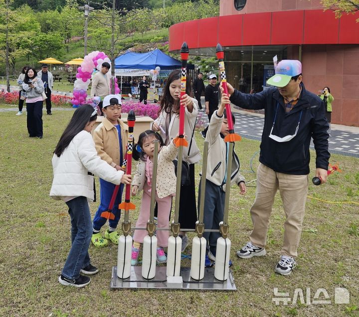 [증평=뉴시스] 충북 증평군은 5일 증평읍 좌구산휴양랜드 별천지숲인성학교에서 103회 어린이날 체험 행사를 열었다. (사진= 좌구산휴양랜드 제공) 2025.05.05. photo@newsis.com *재판매 및 DB 금지