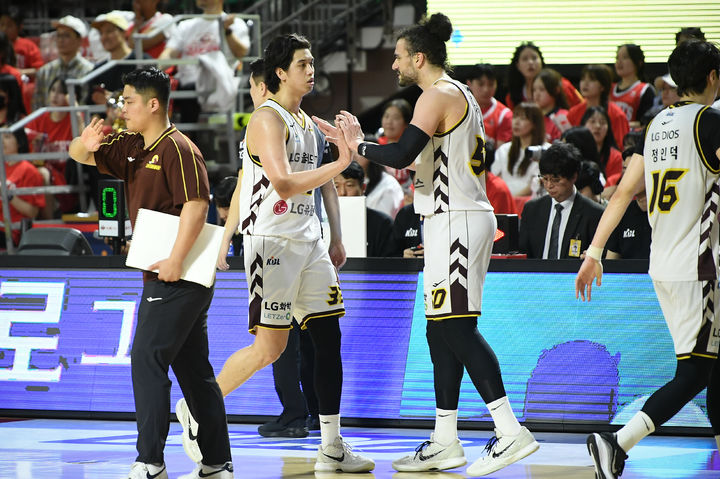 [서울=뉴시스] 프로농구 창원 LG의 칼 타마요와 아셈 마레이. (사진=KBL 제공) *재판매 및 DB 금지