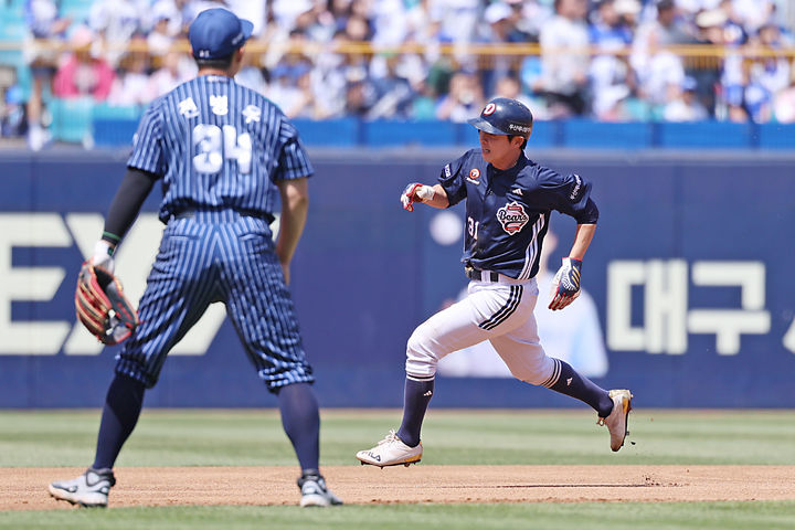 [서울=뉴시스] 프로야구 두산 베어스 정수빈이 지난 4일 대구삼성라이온즈파크에서 열린 2025 신한 쏠뱅크 KBO리그 삼성 라이온즈와의 경기 1회초 득점을 올리고 있다. (사진=두산 베어스 제공) 2025.05.04. *재판매 및 DB 금지