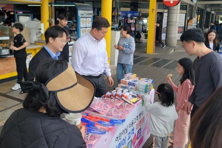 [칠곡=뉴시스] 어린이날 선물 나눔 행사. (사지칠곡휴게소 제공) 2025.05.05 photo@newsis.com *재판매 및 DB 금지