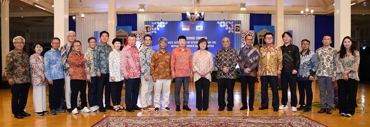 [안동=뉴시스] 지난 3일 저녁 족자카르타 주청사에서 경북도와의 자매결연 20주년 기념 MOU재체결식이 열린 후 참석자들이 기념사진을 찍고 있다. (사진=경북도 제공) 2025.05.05 photo@newsis.com *재판매 및 DB 금지