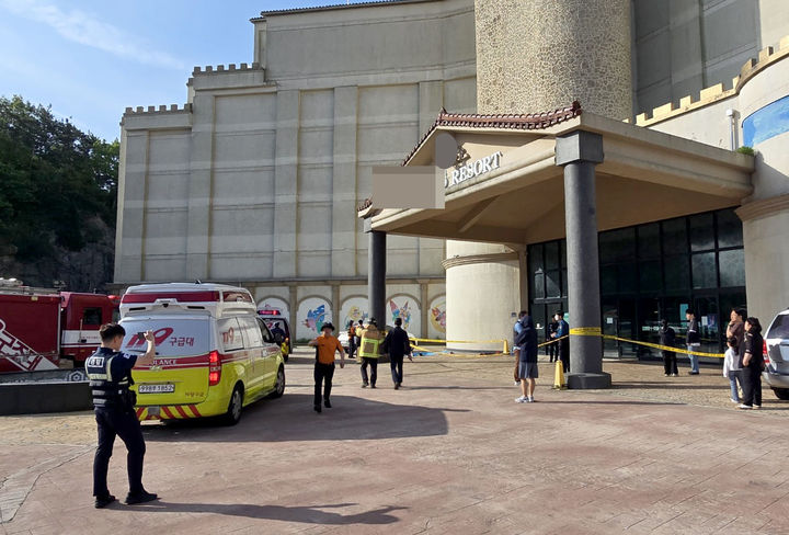 [완도=뉴시스] 변재훈 기자 = 5일 오전 6시56분께 전남 완도군 완도읍 한 리조트에서 일산화탄소 가스가 누출돼 투숙객 14명이 병원으로 옮겨져 치료를 받고 있다. (사진=전남소방 제공) 2025.05.05. photo@newsis.com  *재판매 및 DB 금지