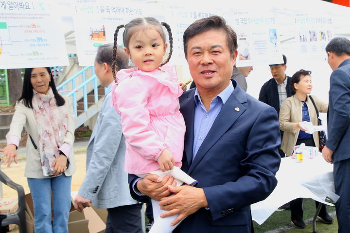 [정읍=뉴시스] 5일 정읍 제일고등학교 운동장에서 열린 정읍시의 '103회 어린이날' 기념행사, 이학수 정읍시장이 한 어린이와 함께 사진을 찍고 있다. *재판매 및 DB 금지