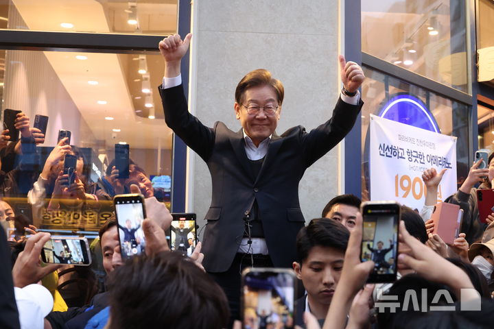 [진천=뉴시스] 조성봉 기자 = 민심을 청취하는 '경청 투어'에 나선 이재명 더불어민주당 대선후보가 5일 충북 진천군 혁신도시 거리에서 시민들에게 인사하고 있다.2025.05.05. suncho21@newsis.com