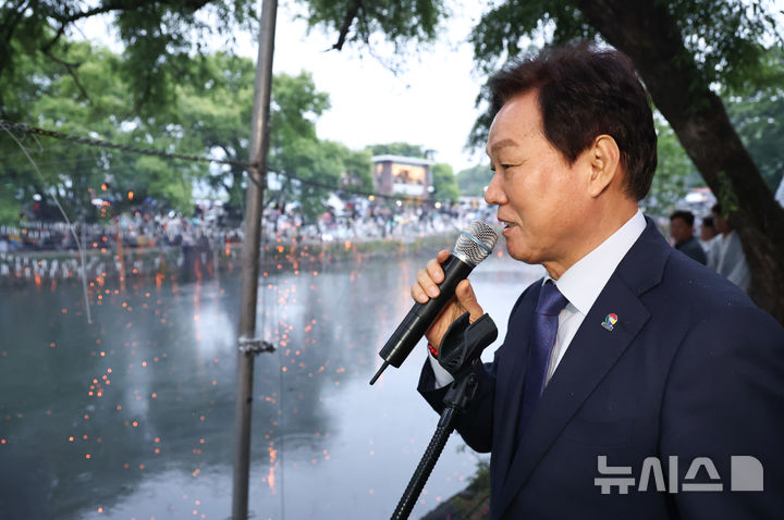 [함안=뉴시스]박완수 경남도지사가 5일 오후 함안군 함안면 무진정에서 열린 제32회 함안낙화놀이 행사에 참석해 축사를 하고 있다.(사진=경남도 제공)2025.05.05. photo@newsis.com