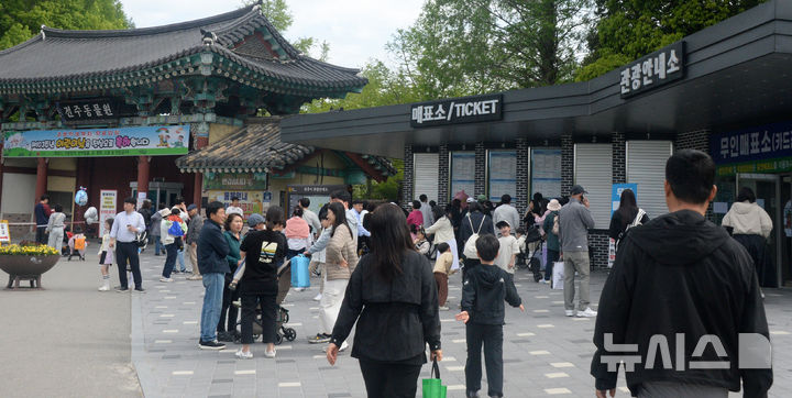 [전주=뉴시스] 김얼 기자 = 어린이날을 맞이한 5일 전북 전주시 전주동물원을 찾은 시민들로 매표소가 북적이고 있다. 2025.05.05. pmkeul@newsis.com