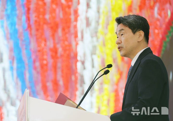 [서울=뉴시스] 최진석 기자 = 이주호 대통령 권한대행 부총리 겸 교육부 장관이 5일 서울 종로구 조계사에서 열린 부처님오신날 봉축법요식에서 축사하고 있다. (대통령실통신사진기자단) 2025.05.05. myjs@newsis.com