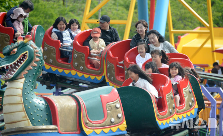 [전주=뉴시스] 김얼 기자 = 어린이날을 맞이한 5일 전북 전주시 전주동물원 드림랜드를 찾은 시민들이 놀이기구를 타며 즐거워하고 있다. 2025.05.05. pmkeul@newsis.com