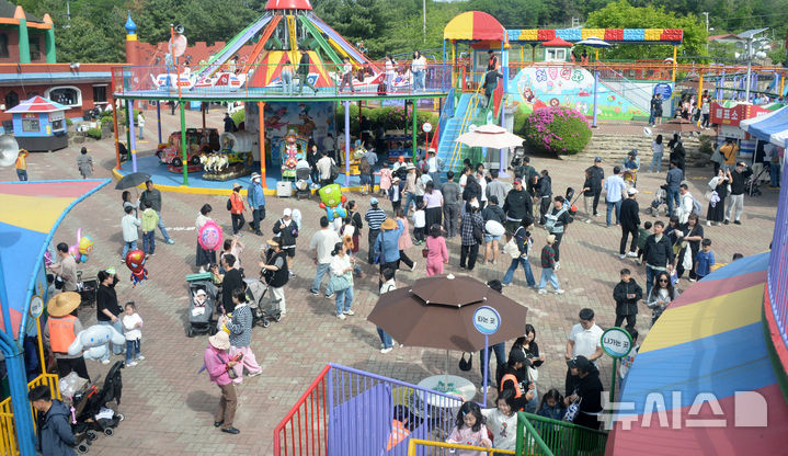 [전주=뉴시스] 김얼 기자 = 어린이날을 맞이한 5일 전북 전주시 전주동물원 드림랜드가 시민들로 북적이고 있다. 2025.05.05. pmkeul@newsis.com