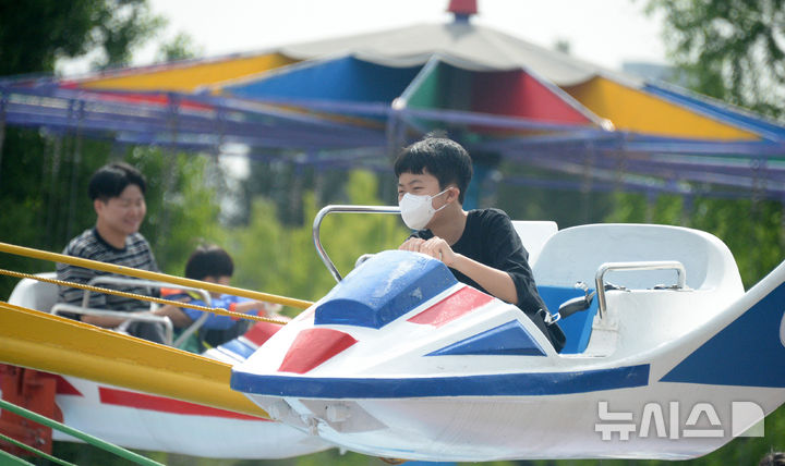 [전주=뉴시스] 김얼 기자 = 어린이날을 맞이한 5일 전북 전주시 전주동물원 드림랜드를 찾은 시민들이 놀이기구를 타며 즐거워하고 있다. 2025.05.05. pmkeul@newsis.com