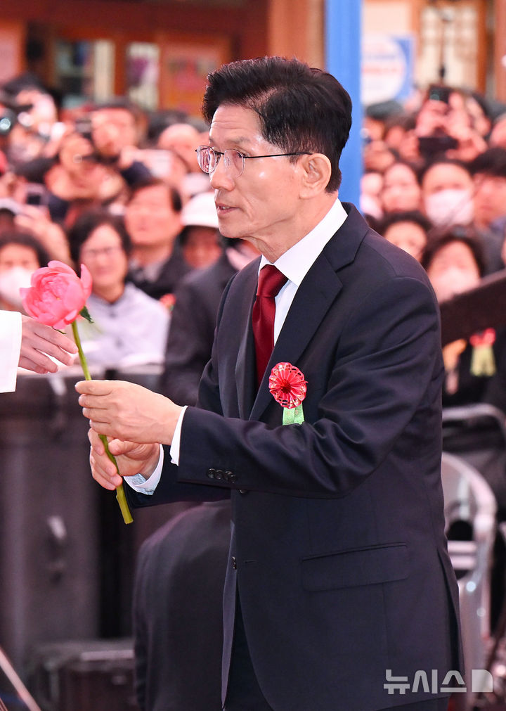 [서울=뉴시스] 최진석 기자 = 김문수 국민의힘 대선 후보가 5일 서울 종로구 조계사에서 열린 부처님오신날 봉축법요식 육법공양에서 헌화를 위해 이동하고 있다. (대통령실통신사진기자단) 2025.05.05. myjs@newsis.com