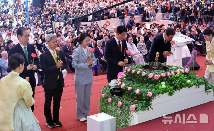[서울=뉴시스] 최진석 기자 = 5일 서울 종로구 조계사에서 열린 부처님오신날 봉축법요식 육법공양에서 대선 후보들이 헌화하고 있다. 앞줄 오른쪽부터 이재명 더불어민주당 대선 후보, 김문수 국민의힘 대선 후보, 김재연 진보당 대선 후보, 권영국 정의당 대선 후보, 한덕수 무소속 대선 예비후보. (대통령실통신사진기자단) 2025.05.05. myjs@newsis.com