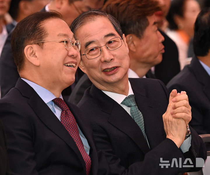 [서울=뉴시스] 최진석 기자 = 권영세 국민의힘 비상대책위원장과 한덕수 무소속 대선 예비후보가 5일 서울 종로구 조계사에서 열린 부처님오신날 봉축법요식에서 대화를 나누고 있다. (대통령실통신사진기자단) 2025.05.05. myjs@newsis.com