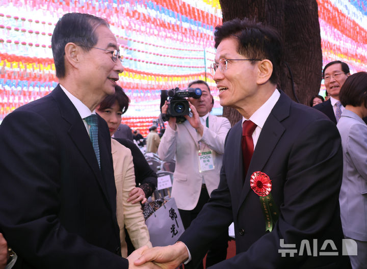 [서울=뉴시스] 최진석 기자 = 김문수 국민의힘 대선 후보와 한덕수 무소속 대선 예비후보가 지난 5일 서울 종로구 조계사에서 열린 부처님오신날 봉축법요식에서 악수하고 있다. (대통령실통신사진기자단) 2025.05.05. myjs@newsis.com
