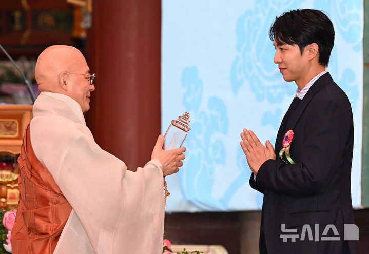 [서울=뉴시스] 최진석 기자 = 방송인 이승기가 5일 5일 서울 종로구 조계사에서 부처님오신날 봉축법요식에서 조계종 총무원장 진우스님으로부터 2025 불자대상을 수상하고 있다. (대통령실통신사진기자단) 2025.05.05. myjs@newsis.com